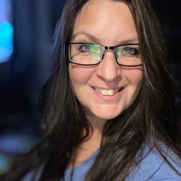 Meet your Posher, Julie - Picture 1 of 1